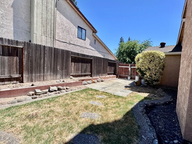 Building Photo - NOW AVAILABLE - 4 BED, 3 BATH, 2 CAR GARAG...