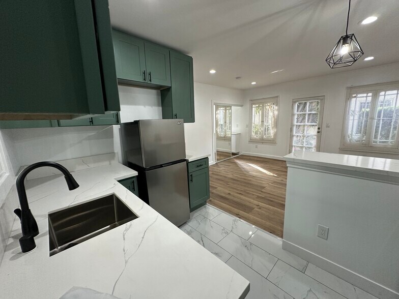 Building Photo - 632 1/4 N Plymouth Blvd