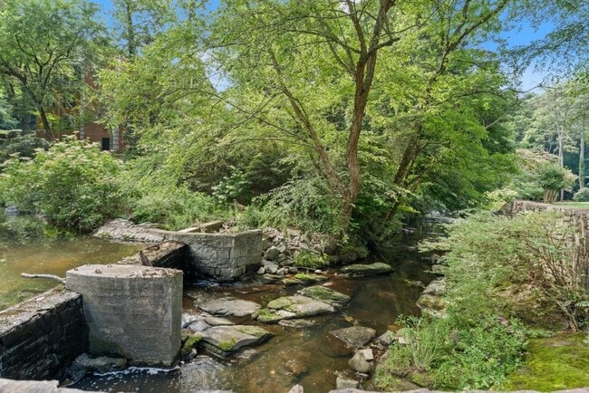 Building Photo - 25312 Plantation Dr NE