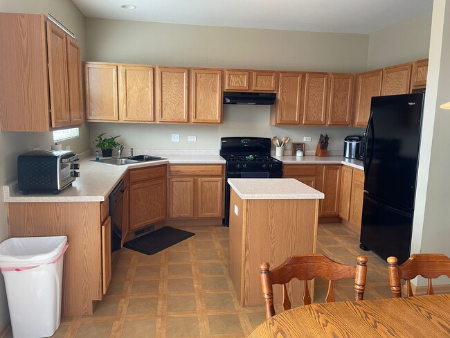 Building Photo - 255 S Oak Creek Ln