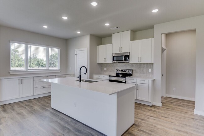 Building Photo - AVAILABLE NOW! EDGEWOOD ESTATES LUXURIOUS TRIPLEX LOCATED ON 1-ACRE LOT IN MIDLOTHIAN, TX!