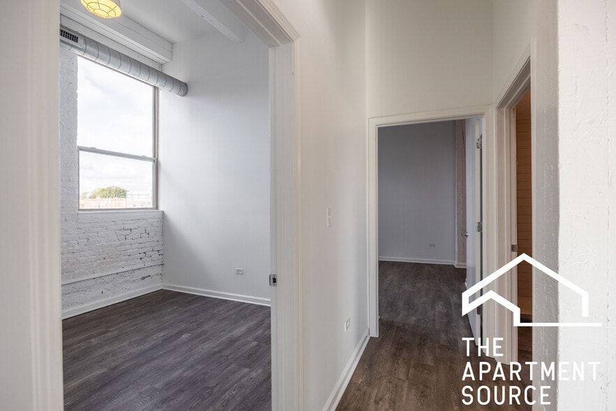 Building Photo - 930 W Dakin St