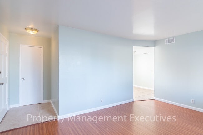Building Photo - Remodeled 3 Bedroom, 1 Bath Duplex with Ga...