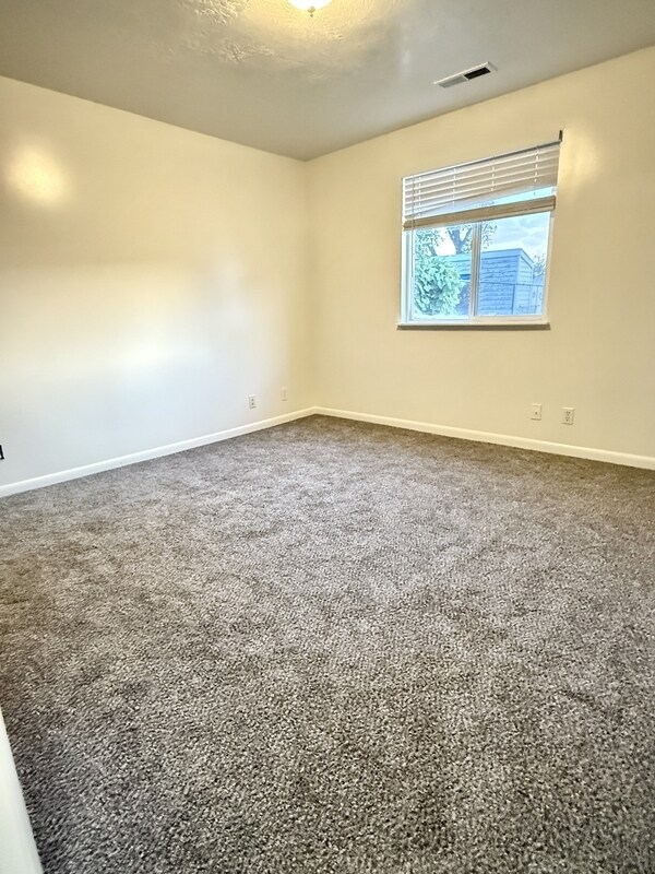 Building Photo - 966 Glendale St W