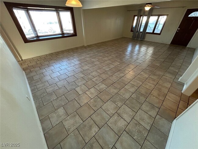 Building Photo - 113 Cedar St