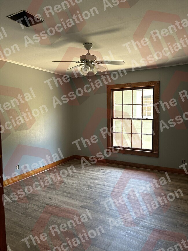 Building Photo - 2401 Jasmine St