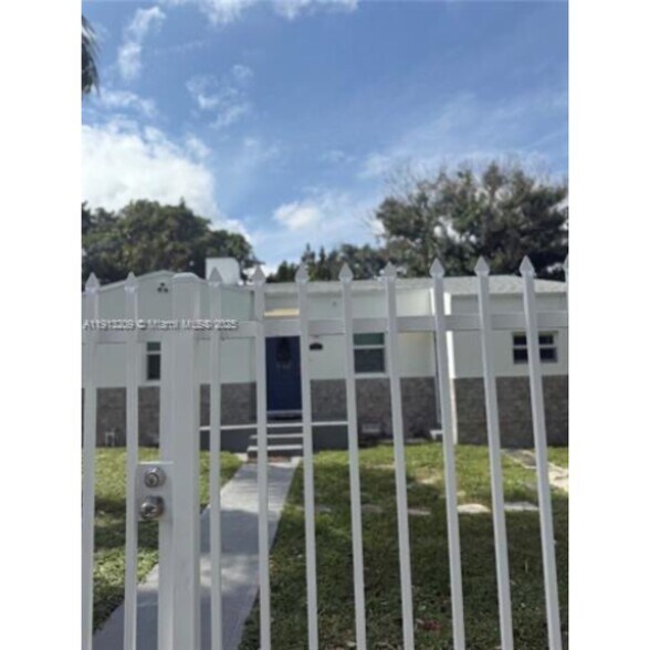 Building Photo - 5636 NW 4th Ave