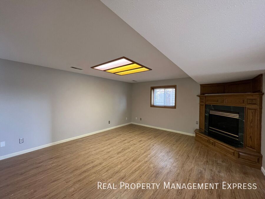 Building Photo - Charming 4 bed 2 Bath Home!