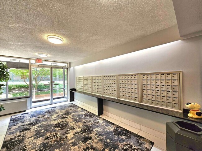 Building Photo - 2059 Huntington Ave
