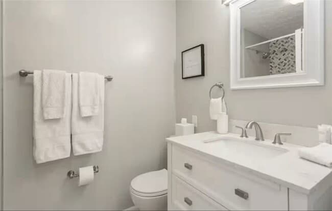 Building Photo - 549 University Ave