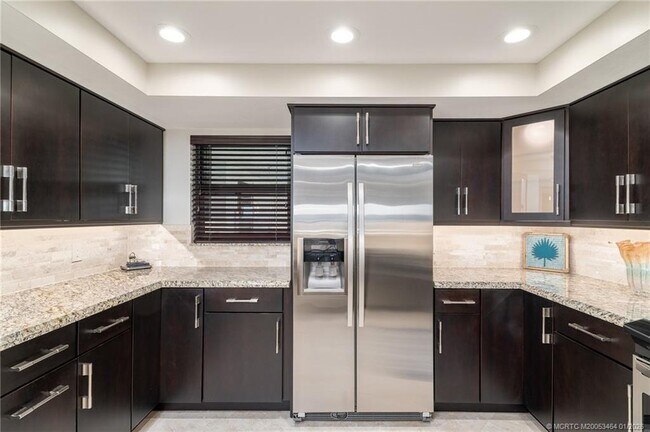 Building Photo - 415 NW North River Dr