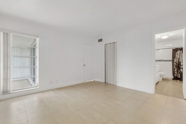 Building Photo - 3040 NE 16th Ave