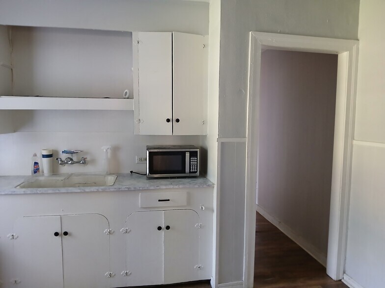 Building Photo - 1305 Hinkle Dr