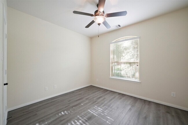 Building Photo - 126 Springshed Pl
