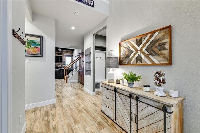 Building Photo - 6825 Leonardo Dr