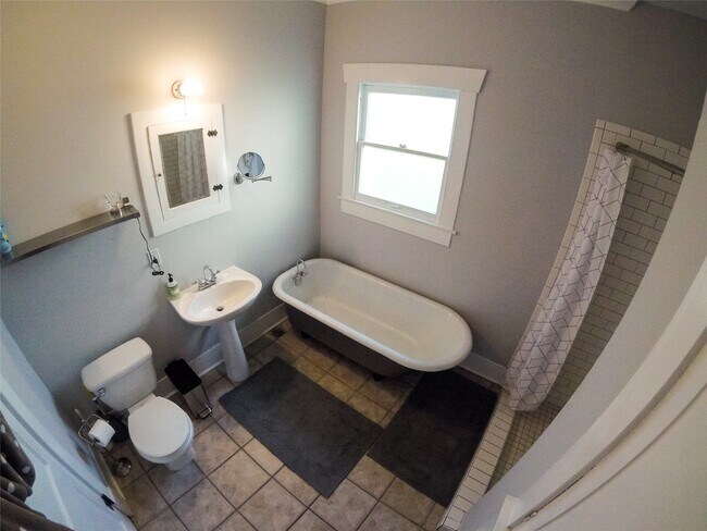 Building Photo - 210 Tabor St