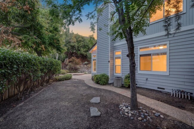 Building Photo - Single-Story Black Diamond Beauty on a Quiet Court with Private Backyard!!