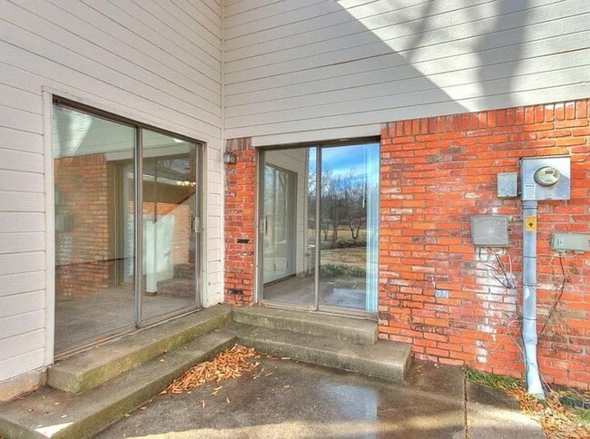 Building Photo - Beautiful 3bed/3bath Townhome Available in Westside Norman!!