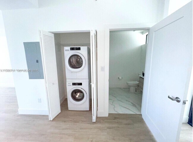 Building Photo - 4100 Davie Rd