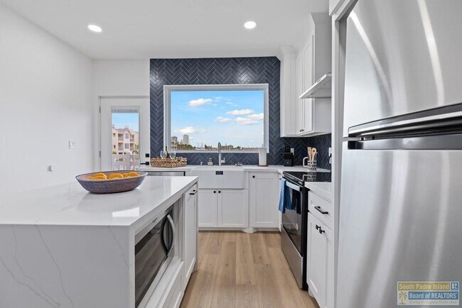 Building Photo - 111 W Sunny Isle Dr