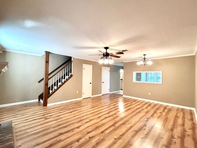 Building Photo - 2 Bedroom Townhouse Located on Siegen Lane...