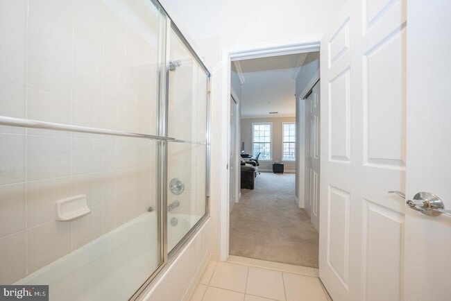 Building Photo - 300 W Elm St