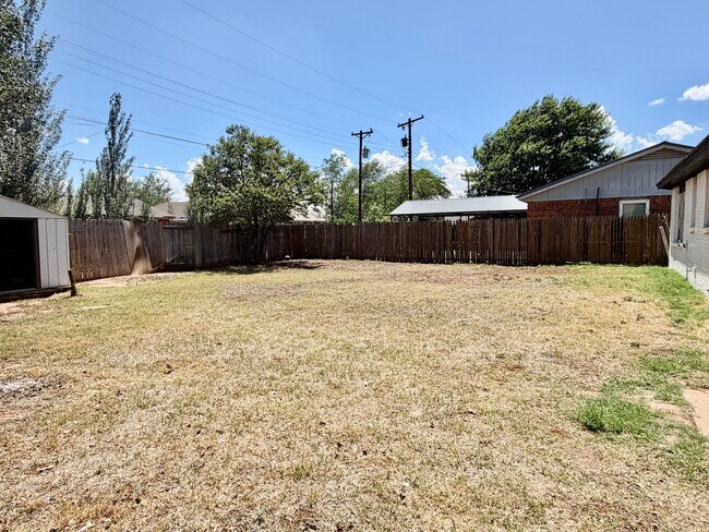 Building Photo - Updated 3/1.5 with Bonus Room in North by Northwest!