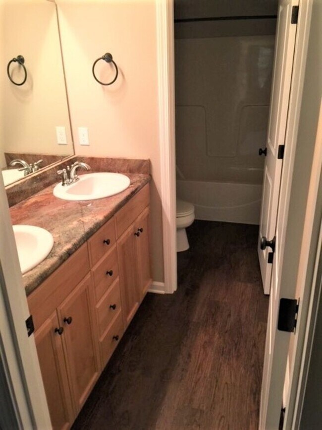 Building Photo - 5bed/3.5 bath Home