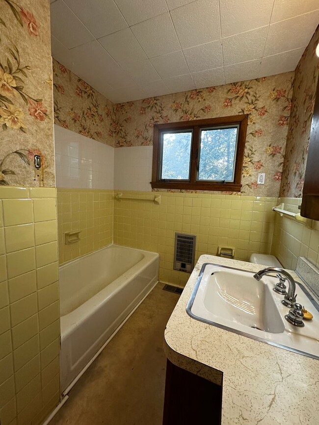 Building Photo - Spacious 3 bedroom/ 2.5 bath home near Exi...