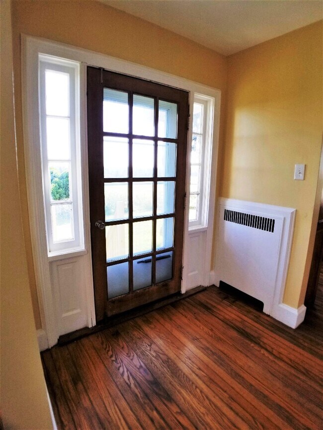 Building Photo - 27 Yasgur Rd