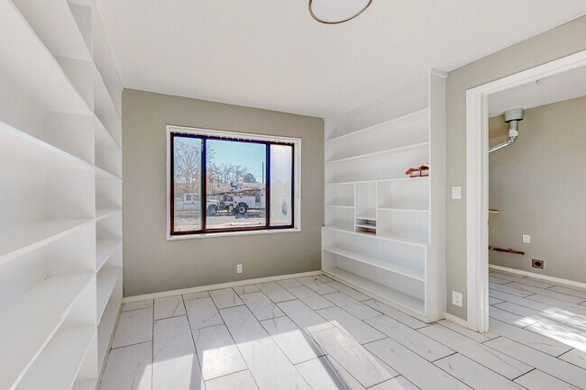 Building Photo - NE PUEBLO STYLE 3 Bedroom 2 Bath 1824/SF