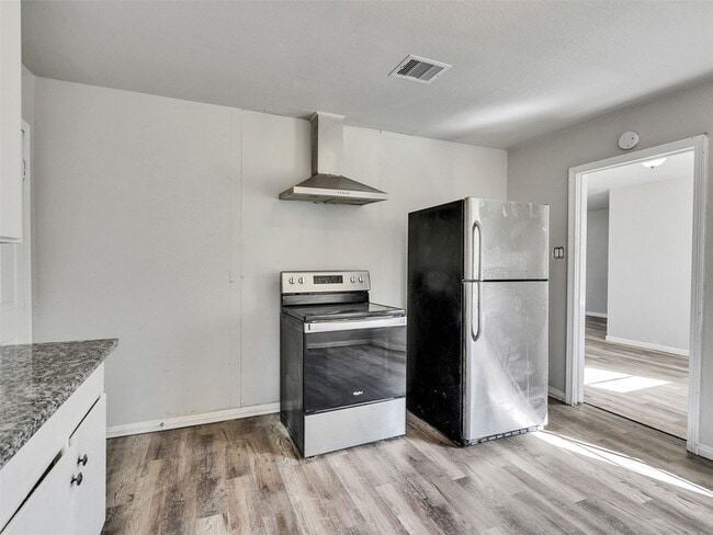 Building Photo - 7622 S Hall St