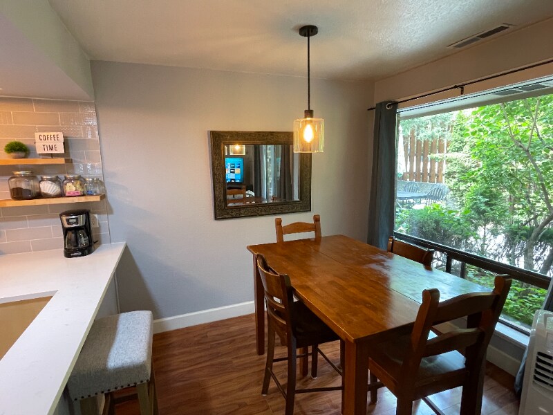 Building Photo - 113 N E Center St