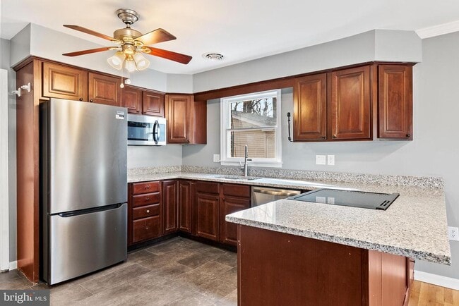 Building Photo - 122 Stuart Dr