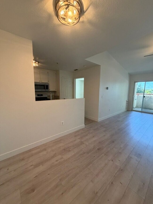 Building Photo - Very Nice 2 Bedroom and 2 Bathroom Apartment $2,425 + $125.00 WSG