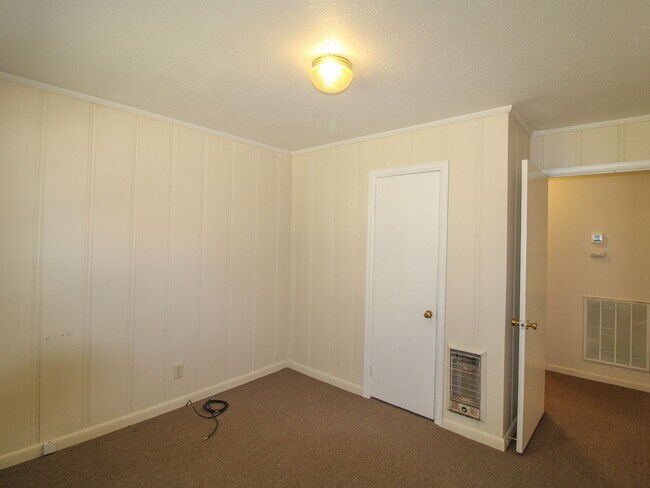 Building Photo - Nice brick home located on corner lot in Athens City!