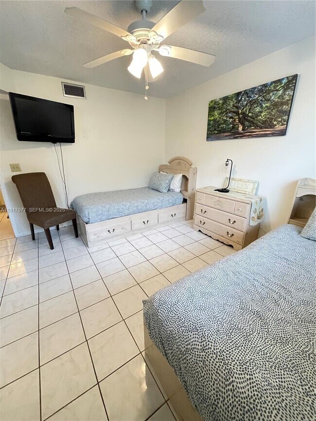 Building Photo - 4000 Crystal Lake Dr