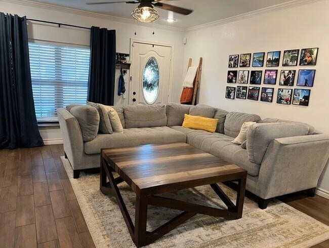 Building Photo - 221 Hyta St