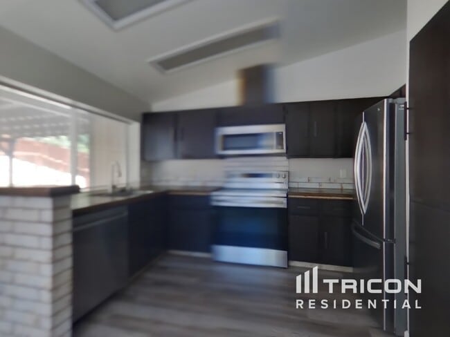 Building Photo - 6725 Canoe Hill Dr