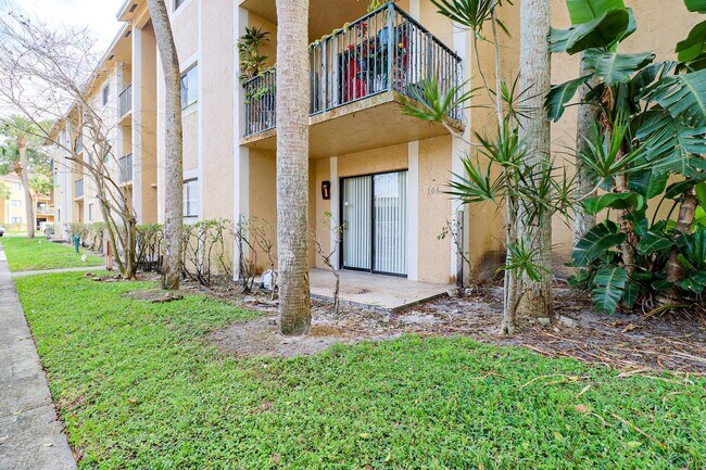 Building Photo - 450 Palm Cir W