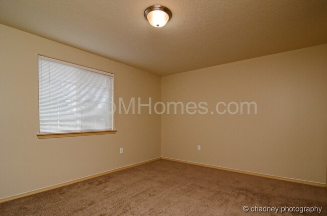 Building Photo - Spacious SE Portland 3 Bedroom Townhouse In Powellhurst-Gilbert Neighborhood