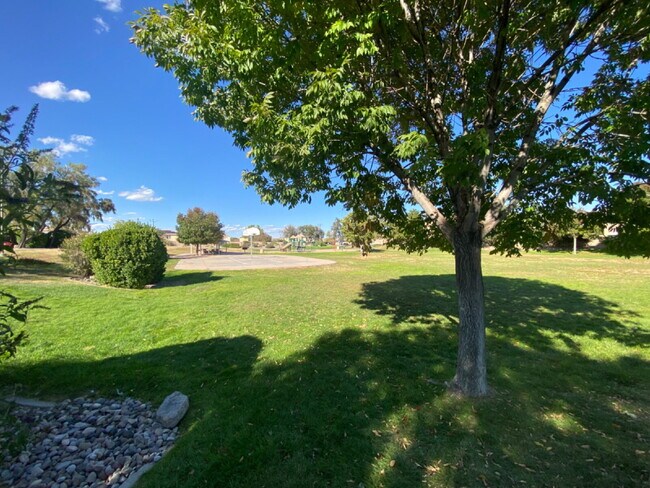 Building Photo - COMMUNITY POOL - LARGE 4 BEDROOM - Master Upstairs