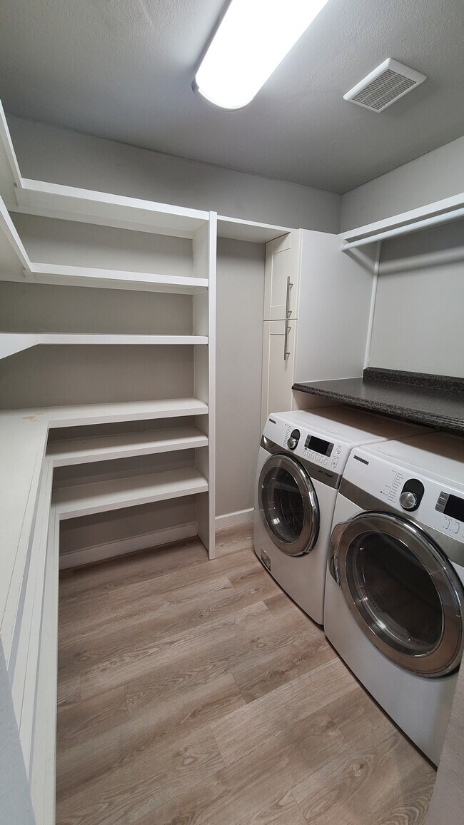 Building Photo - 5805 Blythewood Dr