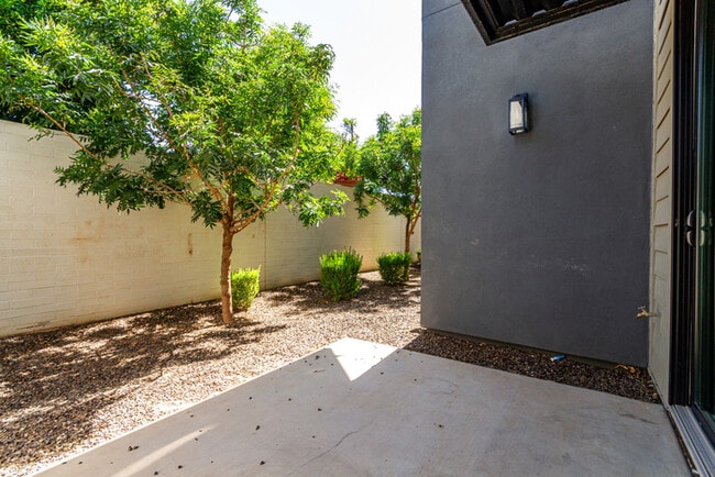 Building Photo - 165 E Lexington Ave