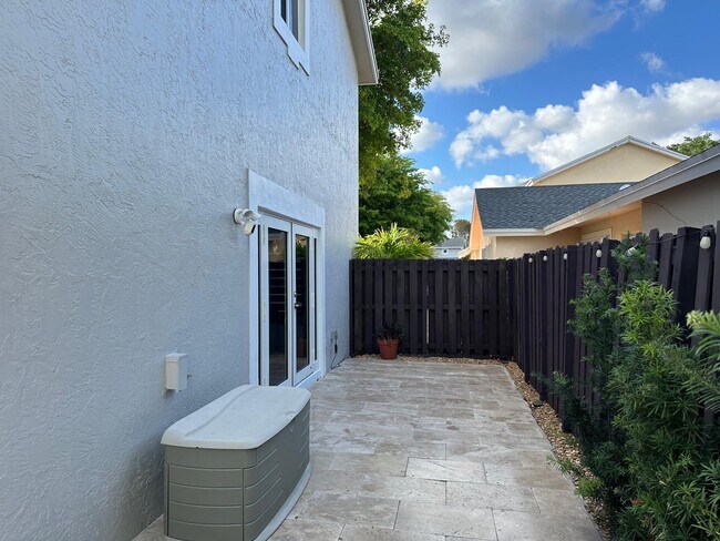 Building Photo - 9960 NW 10 Terrace