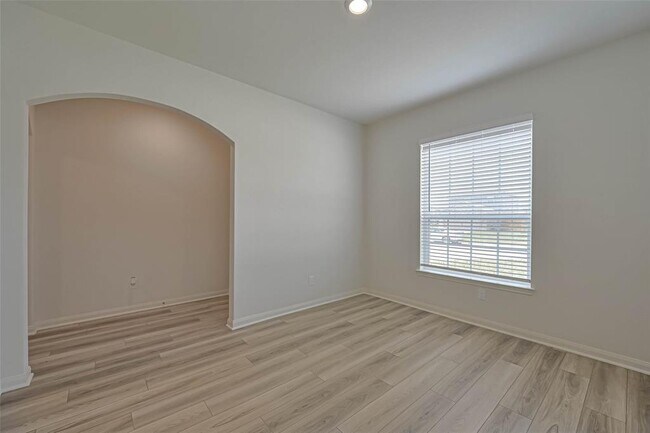 Building Photo - 553 Amberwood Pk Dr