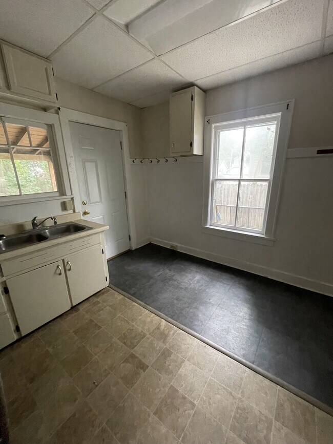 Building Photo - 420 W Lovett St