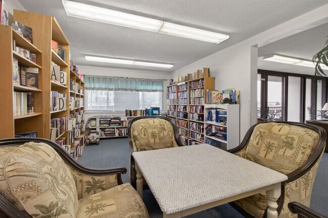 Building Photo - Stunning Condo With Exclusive Bay Views!