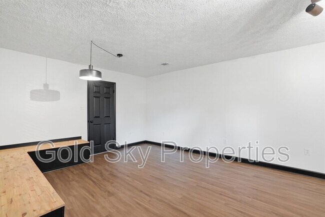 Building Photo - 703 Pineview Ct