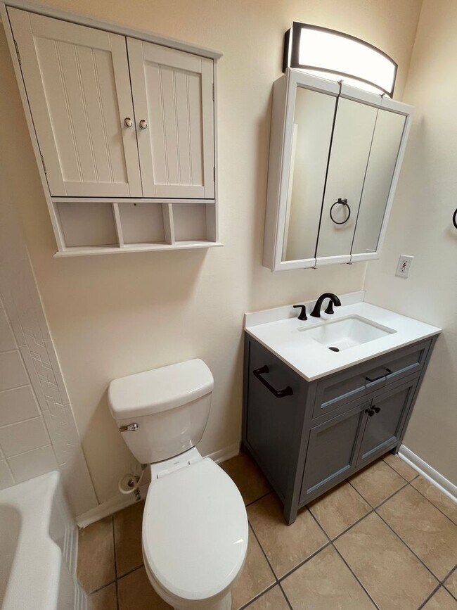 Building Photo - quiet triplex Near   UNM's  medical/law campus